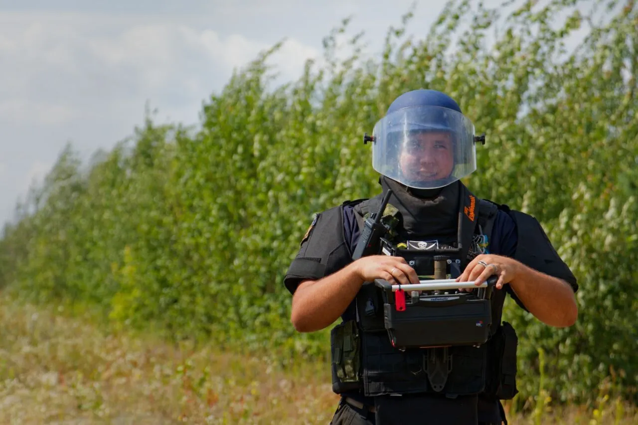 Піротехніки ДСНС розмінують територію за допомогою спеціальної швейцарської техніки GSC-200. Фото