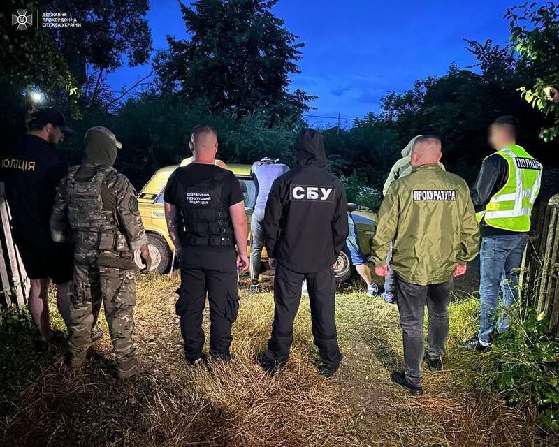 На Буковині затримали росіянку, яка переправляла ухилістів за кордон: її зловили на місці злочину. Фото і відео