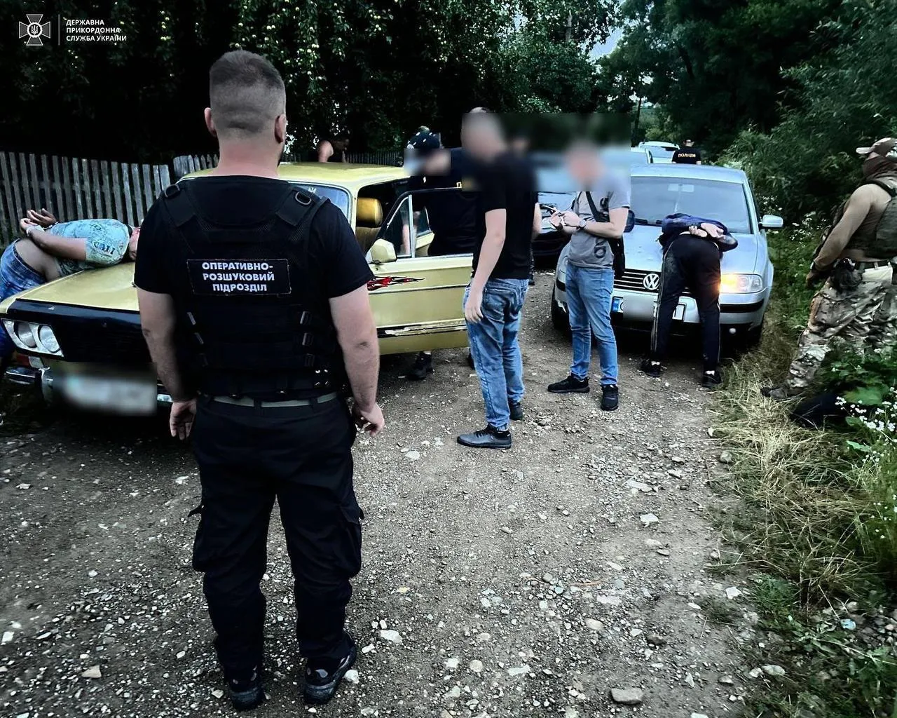 На Буковині затримали росіянку, яка переправляла ухилістів за кордон: її зловили на місці злочину. Фото і відео