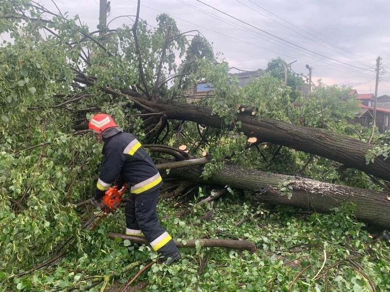Непогода накрыла Прикарпатье: ураган сорвал крыши домов и свалил деревья. Фото