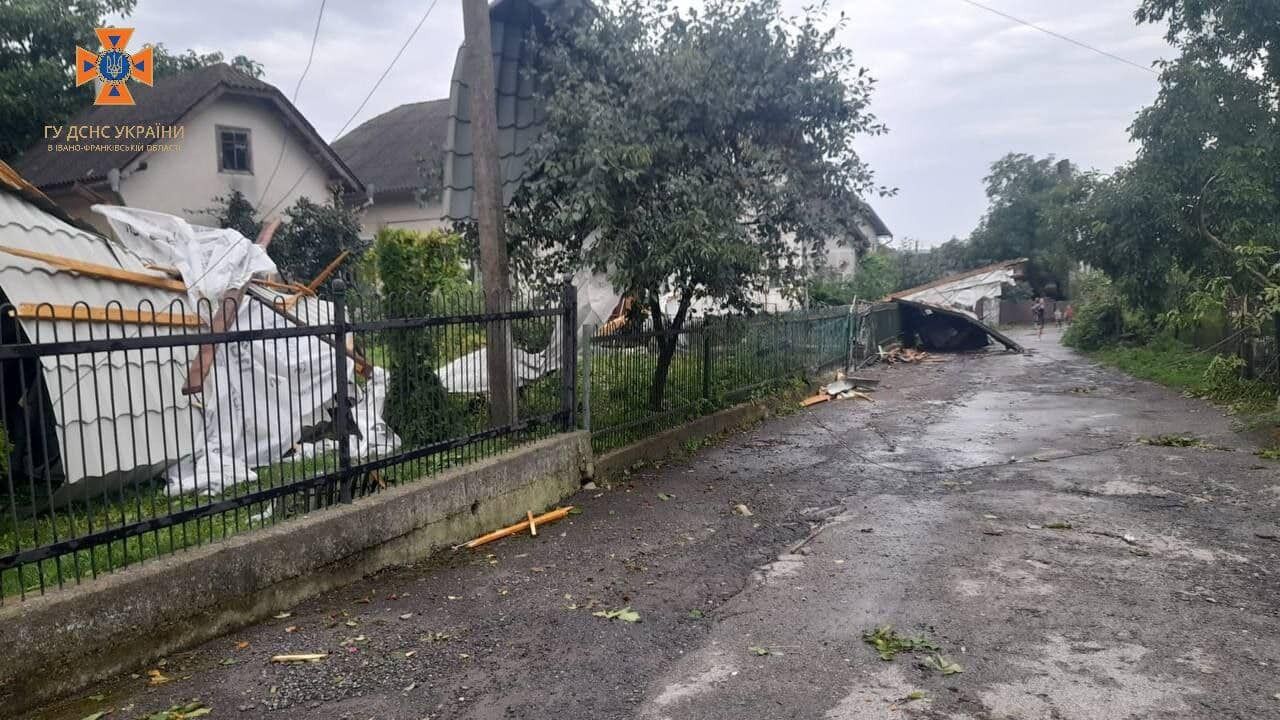Непогода накрыла Прикарпатье: ураган сорвал крыши домов и свалил деревья. Фото