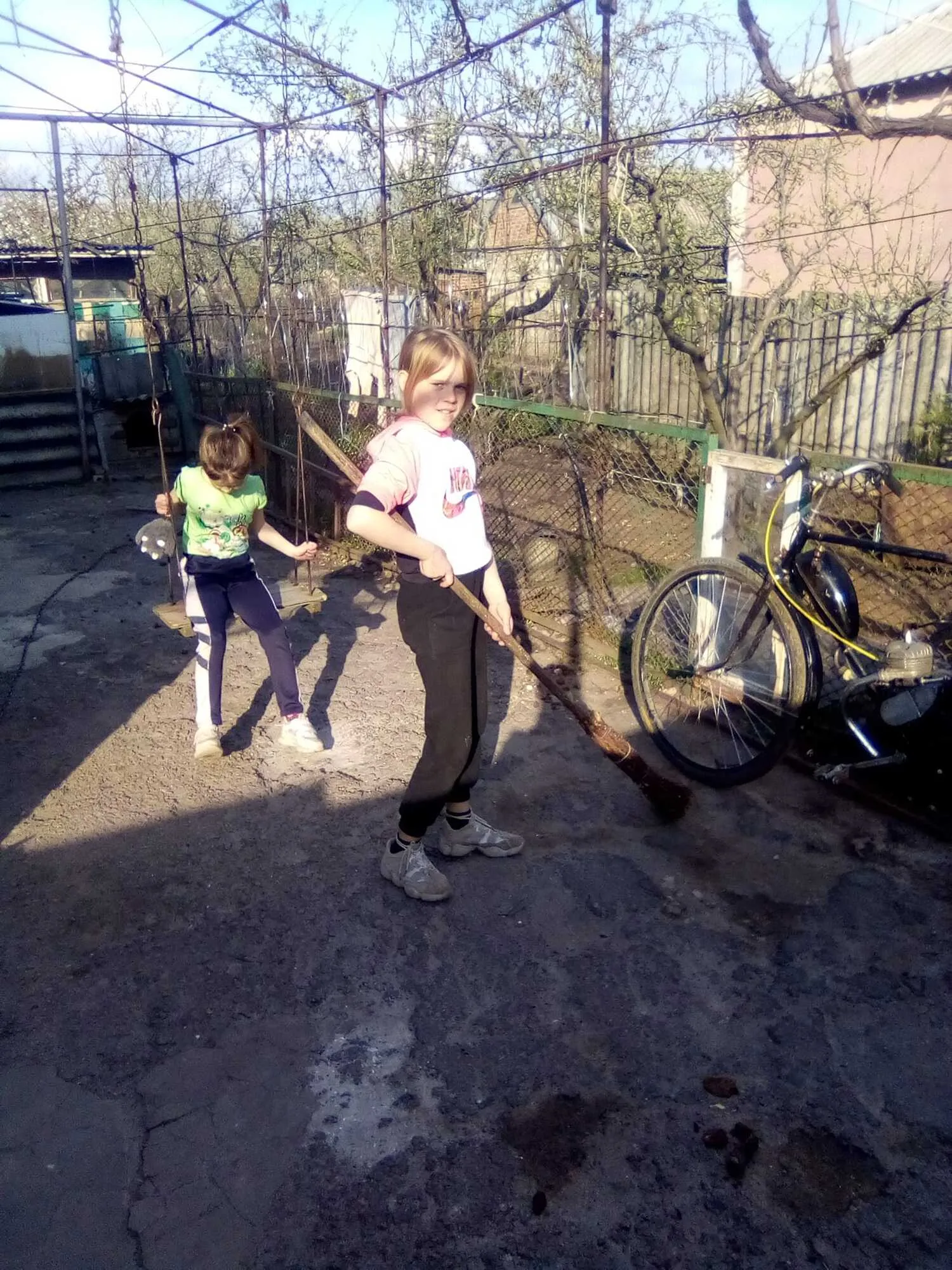 В Константиновке россияне убили двоих детей во время отдыха у озера: что известно о погибших