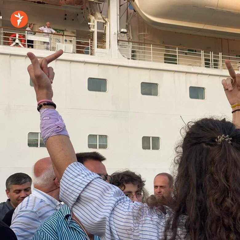 Русский корабль, иди нах#й!: у грузинському Батумі протестували через прибуття круїзного лайнера з російськими туристами 05