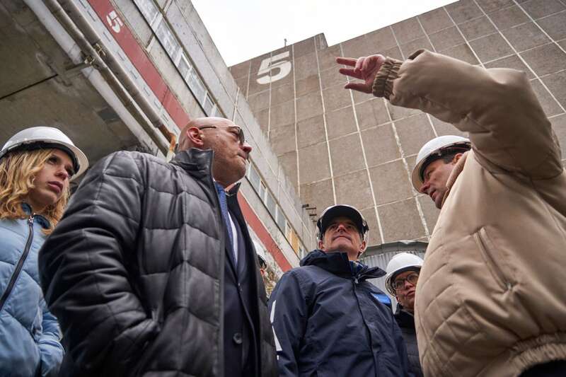 Голова МАГАТЕ Рафаель Гроссі у супроводі радника Росенергоатома Рената Карчаа і призначеного окупантами директора станції Юрія Черничука на контрольованій Росією Запорізькій АЕС, 29 березня 2023 року. Фото: ANDREY BORODULIN/AFP via Getty Images