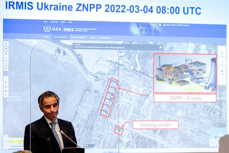 Генеральний директор МАГАТЕ Рафаель Гроссі перед картою Запорізької АЕС інформує пресу про ситуацію на українських атомних електростанціях у штаб-квартирі МАГАТЕ у Відні, 4 березня 2022 року. Фото: JOE KLAMAR/AFP via Getty Images