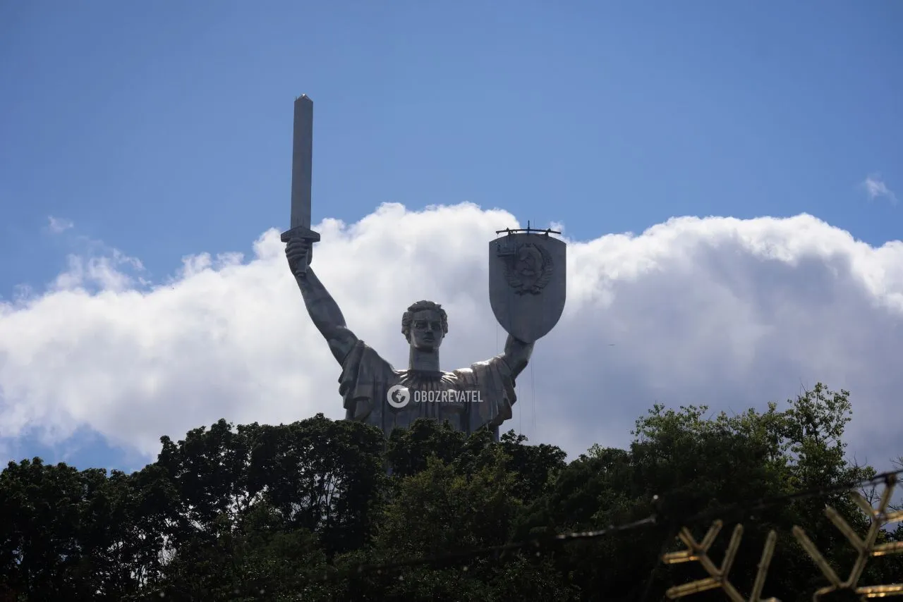 В Киеве начали демонтаж советского герба из щита dqxikeidqxiqqeant