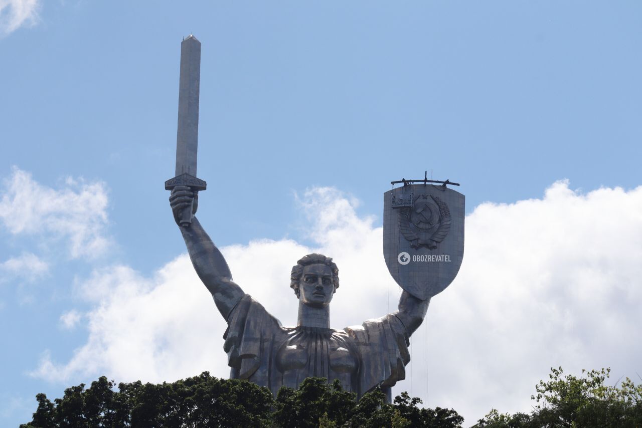 В Киеве начали демонтаж советского герба из щита