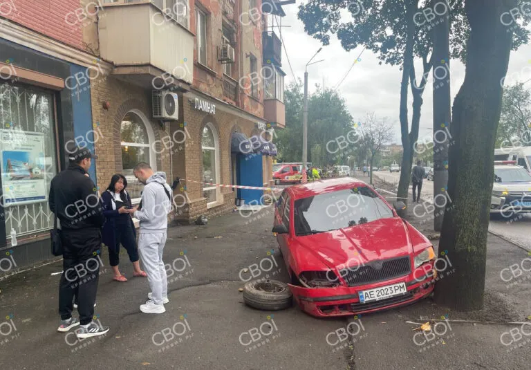 В Кривом Роге авто вылетело на тротуар и сбило беременную: женщина умерла в больнице. Фото и видео