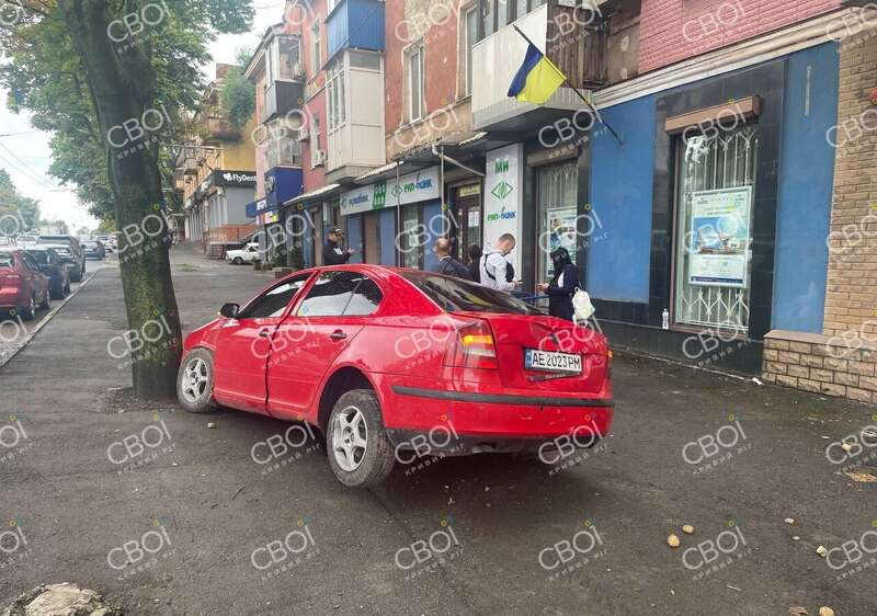 В Кривом Роге авто вылетело на тротуар и сбило беременную: женщина умерла в больнице. Фото и видео