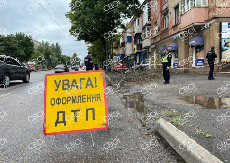 В Кривом Роге авто вылетело на тротуар и сбило беременную: женщина умерла в больнице. Фото и видео