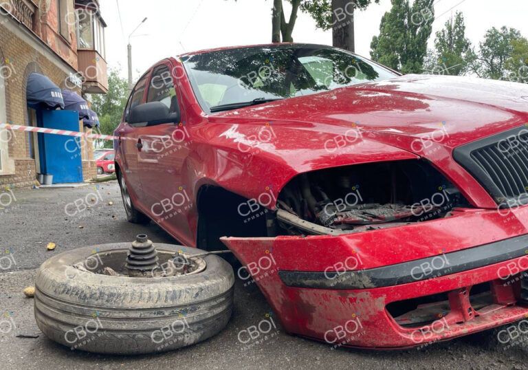 У Кривому Розі авто вилетіло на тротуар і збило вагітну: жінка померла у лікарні. Фото і відео dqxikeidqxitkant