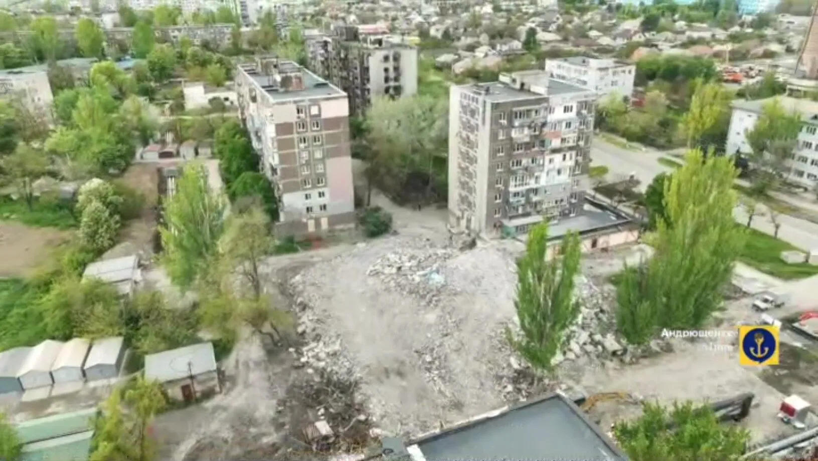 Від життя до котловану: у мережі показали історію одного будинку у Маріуполі. Відео