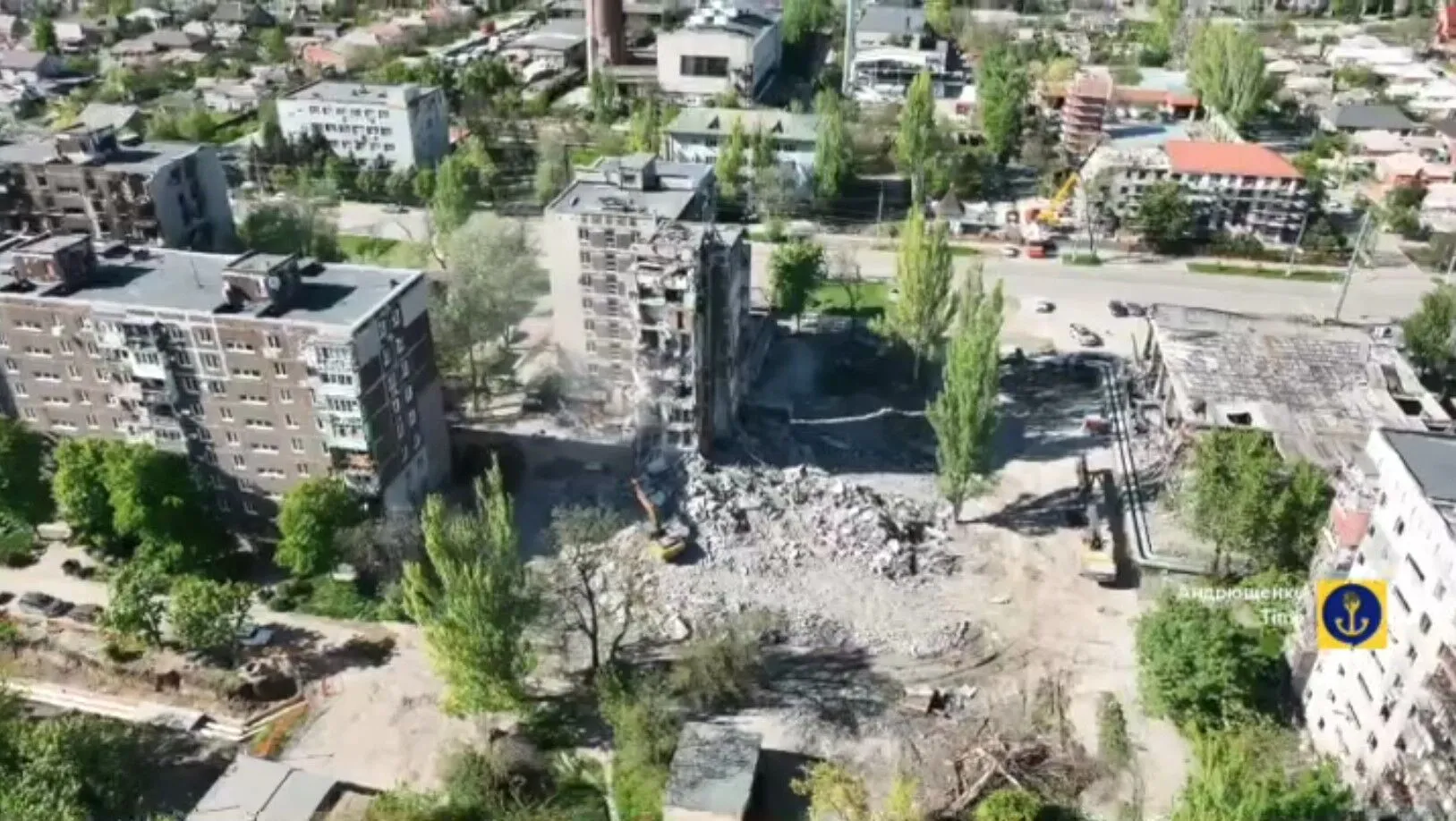 Від життя до котловану: у мережі показали історію одного будинку у Маріуполі. Відео