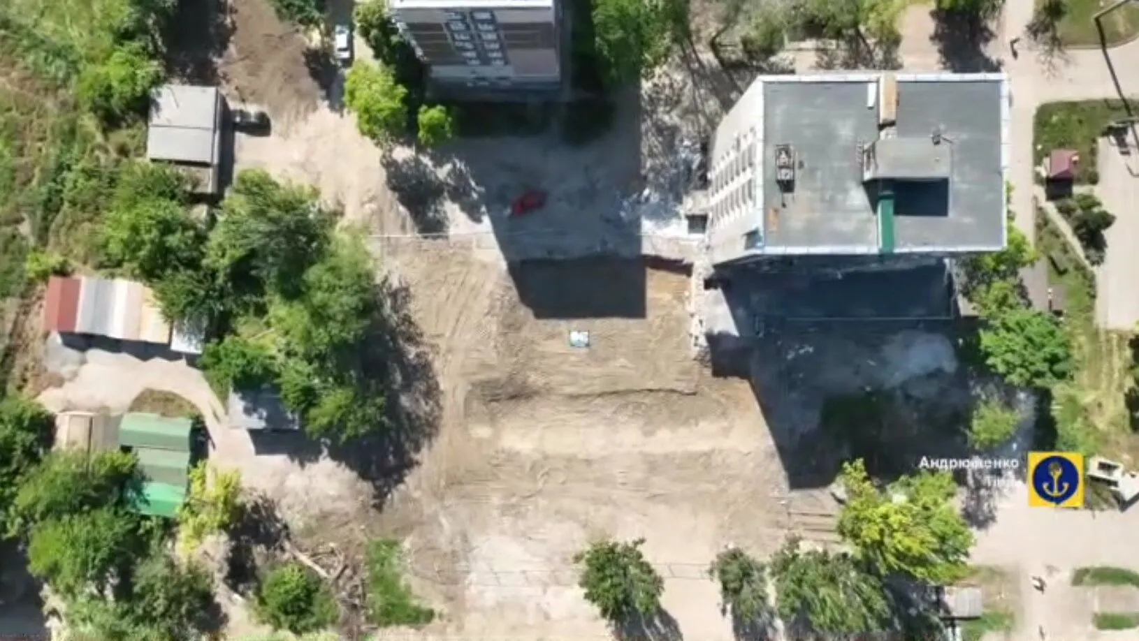 Від життя до котловану: у мережі показали історію одного будинку у Маріуполі. Відео