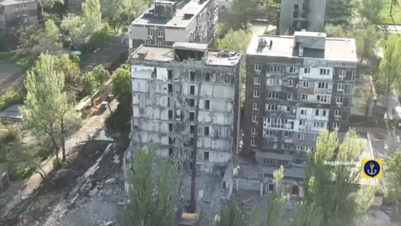 Від життя до котловану: у мережі показали історію одного будинку у Маріуполі. Відео