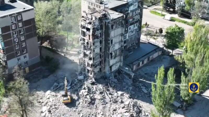 Від життя до котловану: у мережі показали історію одного будинку у Маріуполі. Відео