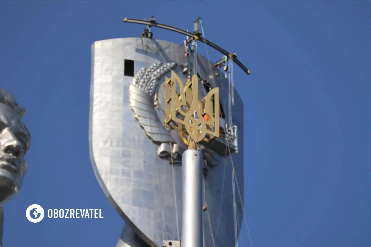 Залишився серп і молот: продовжується демонтаж радянської символіки з монумента