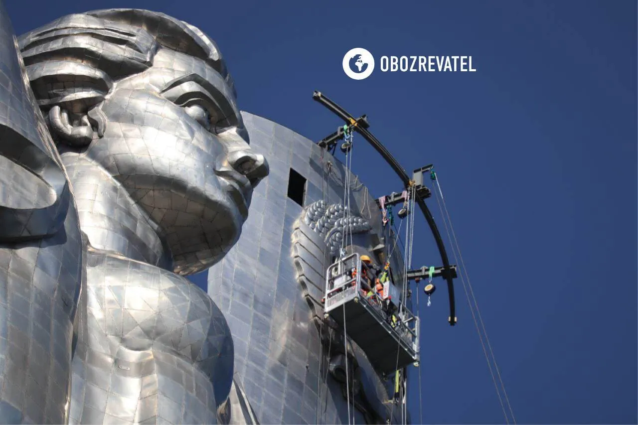 Залишився серп і молот: продовжується демонтаж радянської символіки з монумента