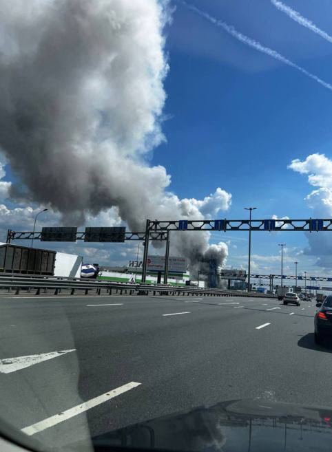В Подмосковье вспыхнул мощный пожар, поднялся столб дыма. Видео dqxikeidqxitkant
