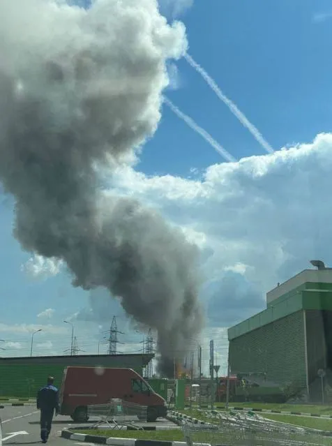 У Підмосков’ї спалахнула потужна пожежа, піднявся стовп диму. Відео