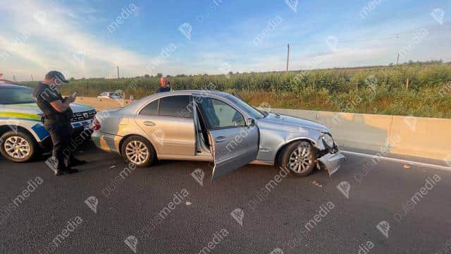 В Молдове Mercedes врезался в ворота посольства России и убегал от полиции | Европейская правда