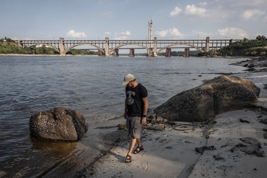 Археолог на березі