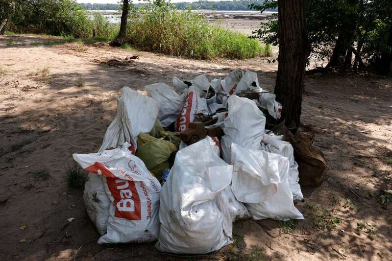 Древние артефакты, уложенные в мешки