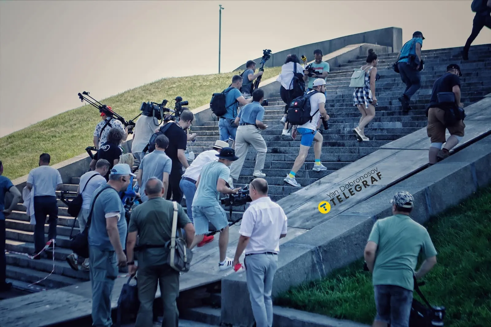 Сходи, що ведуть до скульптури