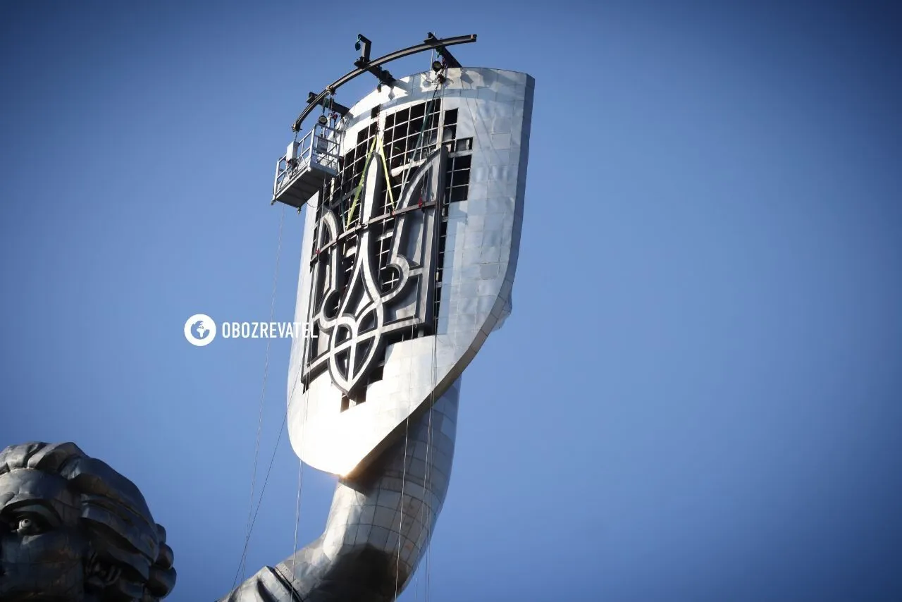 В Киеве установили украинский герб на щите dqxikeidqxiqqeant