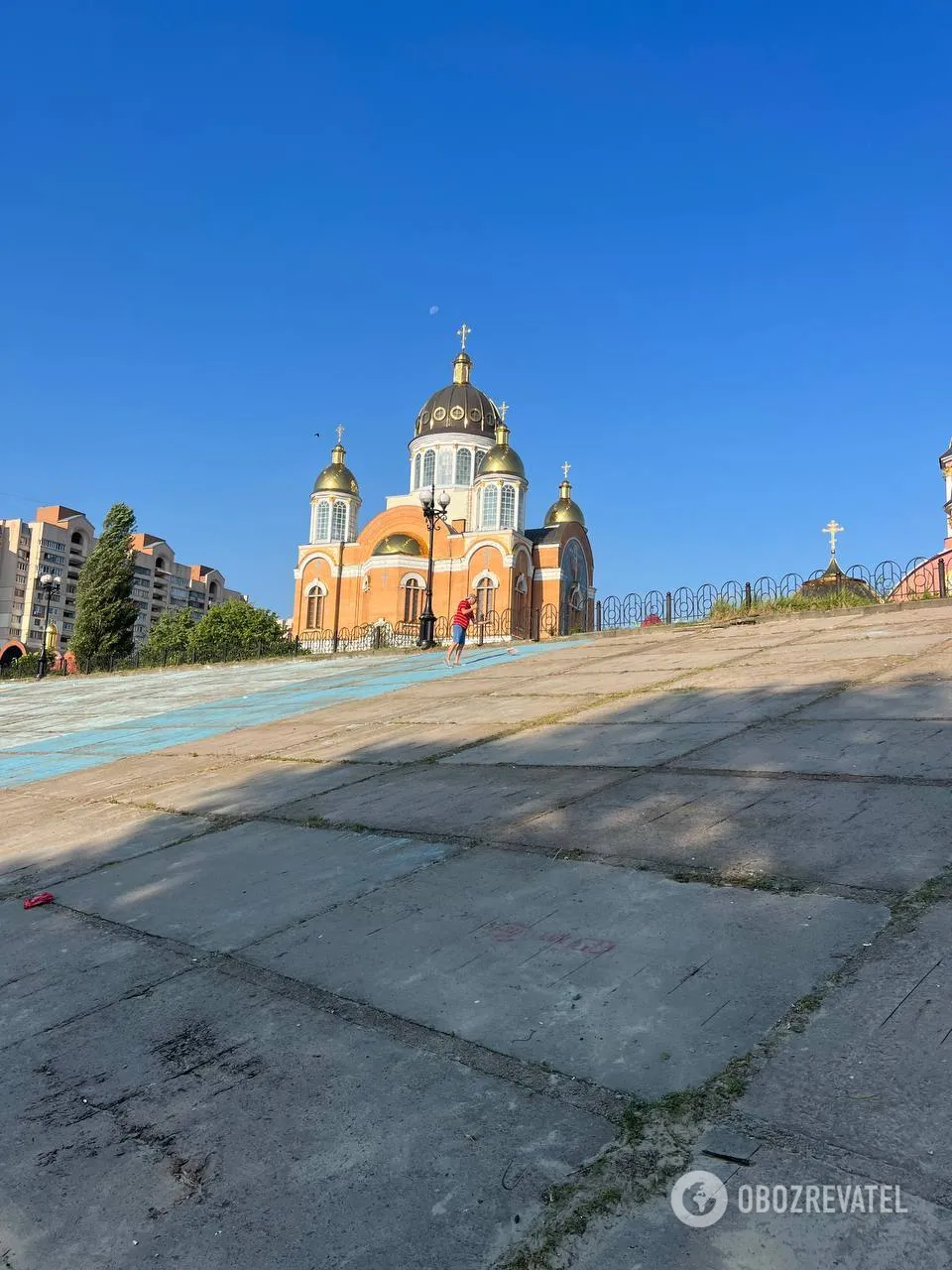 В Киеве на Оболони активисты восстановили самый большой в Украине крымскотатарский флаг. Фото dqxikeidqxiqqeant