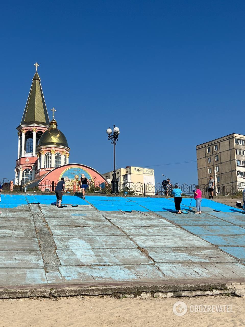 У Києві на Оболоні активісти поновили найбільший в Україні кримськотатарський прапор. Фото