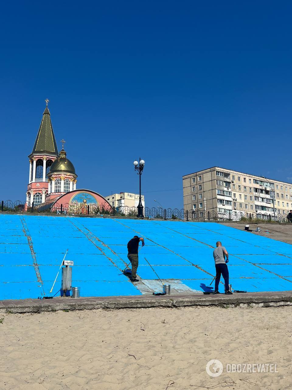 У Києві на Оболоні активісти поновили найбільший в Україні кримськотатарський прапор. Фото