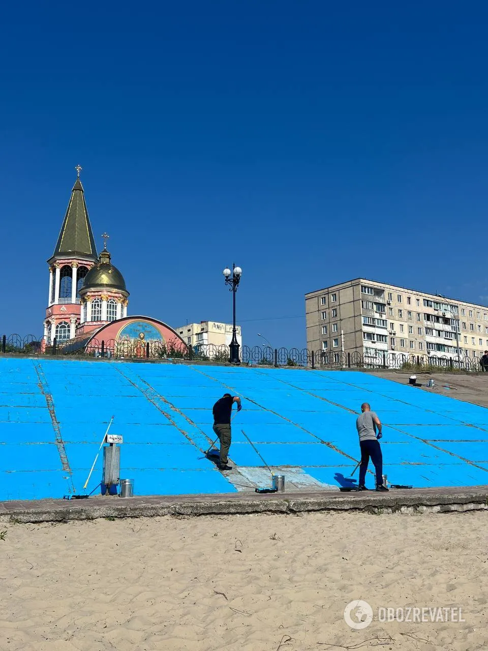 В Киеве на Оболони активисты восстановили самый большой в Украине крымскотатарский флаг. Фото