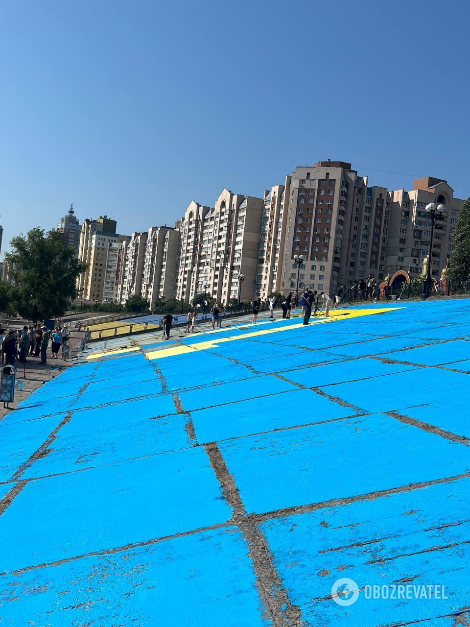 В Киеве на Оболони активисты восстановили самый большой в Украине крымскотатарский флаг. Фото