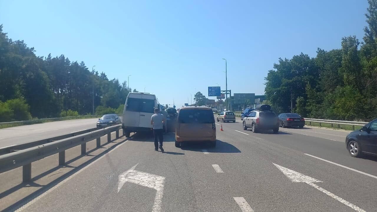 На Київщині сталася аварія за участю трьох легковиків та мікроавтобуса: є постраждалі. Фото