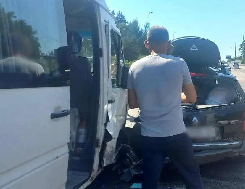 На Київщині сталася аварія за участю трьох легковиків та мікроавтобуса: є постраждалі. Фото