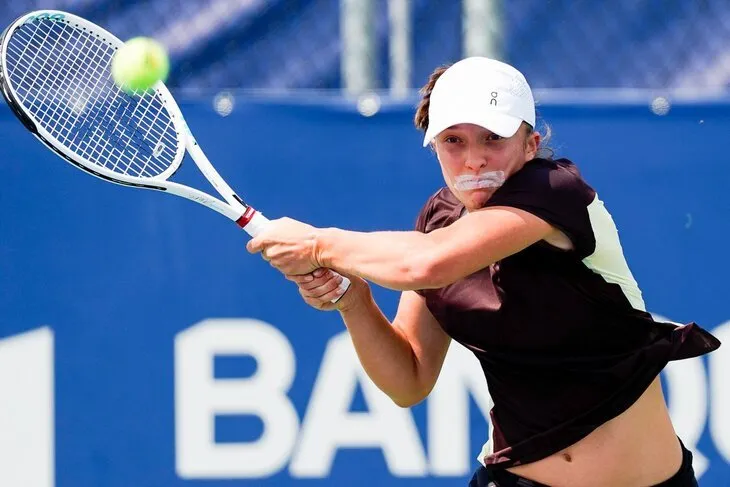 Найкраща тенісистка світу вийшла на корт із заклеєним ротом та пояснила причину. Фотофакт dqxikeidqxitkant