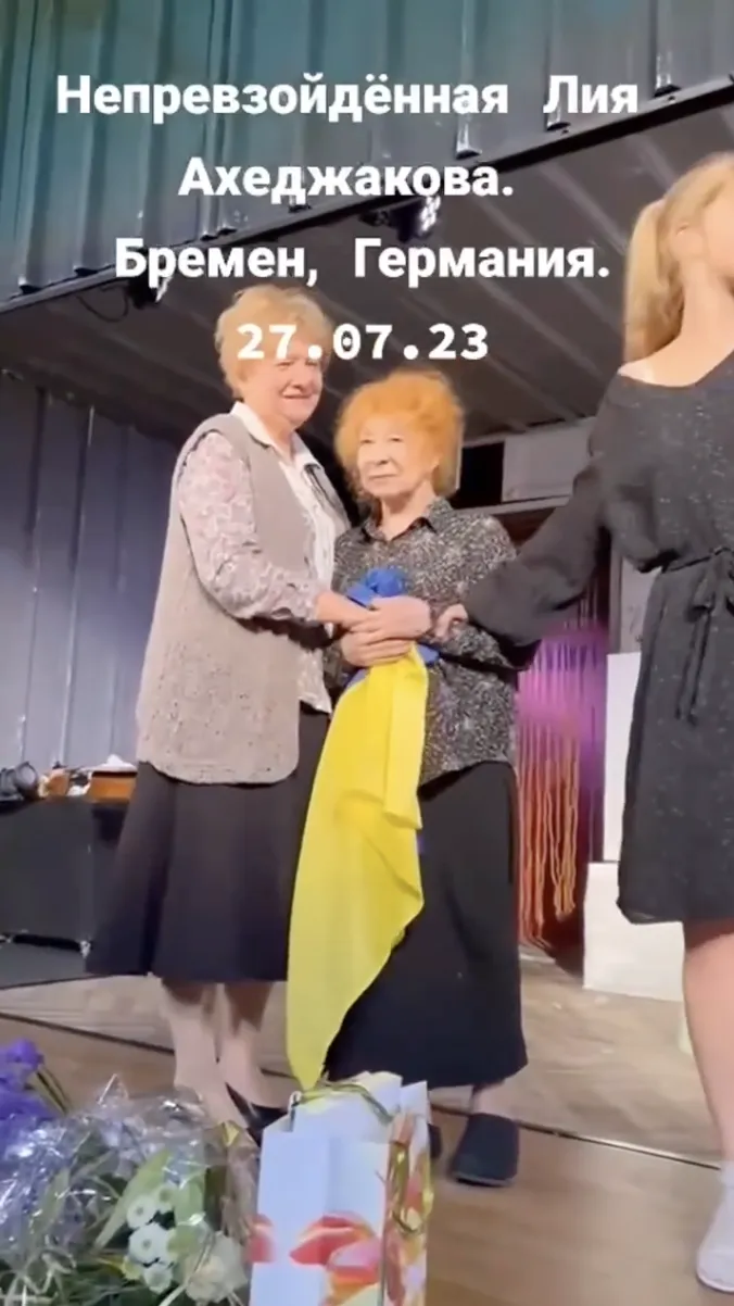 Лія Ахеджакова вийшла на сцену з прапором України: в Росії влаштували істерику dqxikeidqxiqxxant