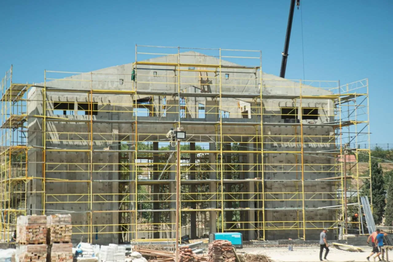 Окупанти зводять амфітеатр у псевдоісторичному стилі у заповіднику dqxikeidqxiqqeant