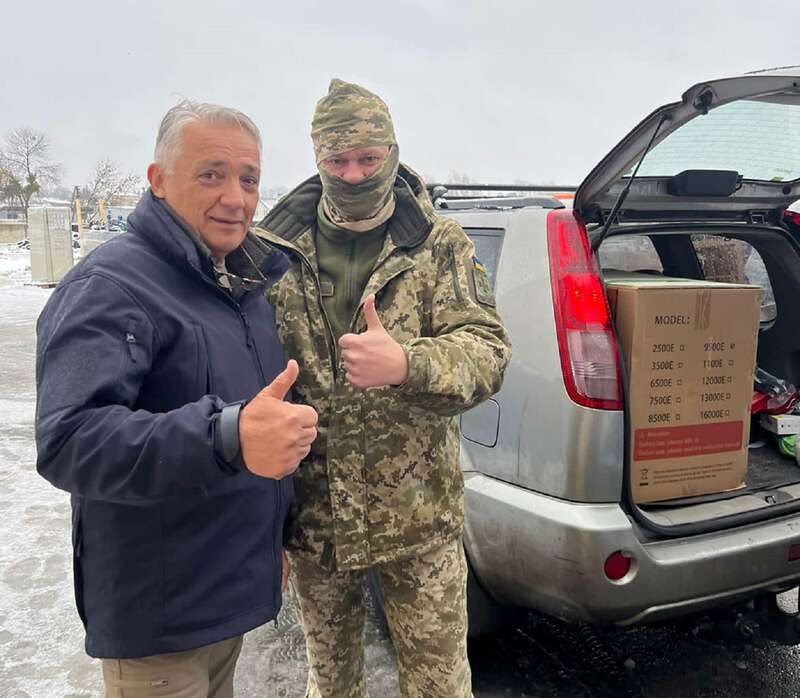 Американський благодійник Нестор Зарічний (зліва): «Майже 10 тисяч аптечок – це 10 тисяч врятованих наших хлопців» dqxikeidqxitkant