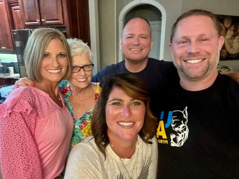 Американка українського походження Лілія Тащук (в центрі), яку благодійники вважають винною у зникненні гуманітарного вантажу