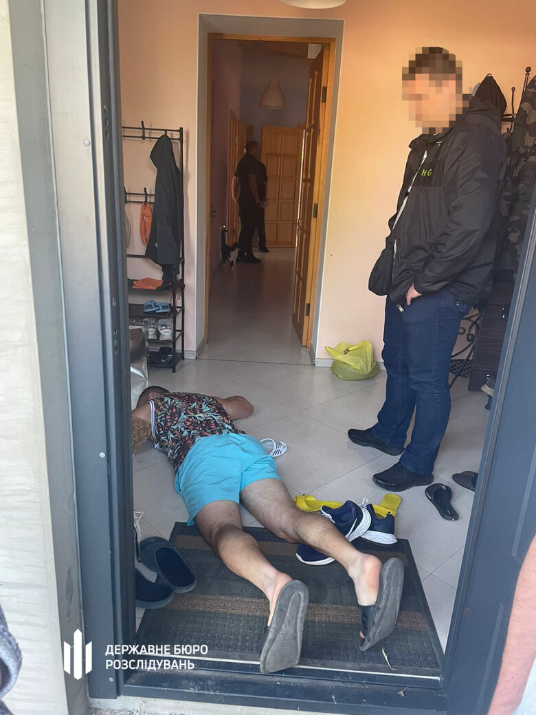 Сеть борделей для иностранцев, созданная полицейским, разоблачена в Одессе, - ДБР 03