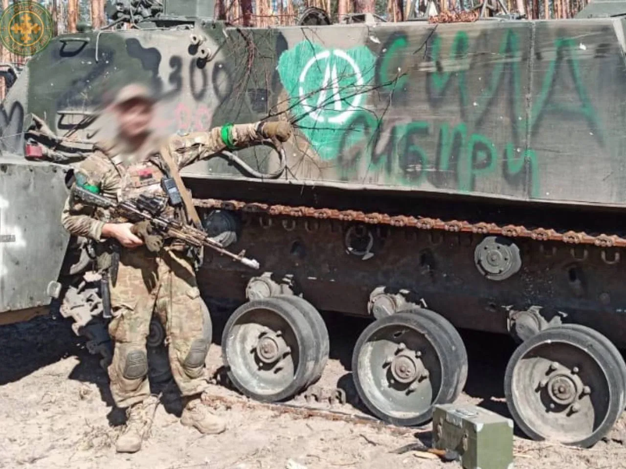 На враждебных позициях под Кременной нашли коробки с иероглифами: фото