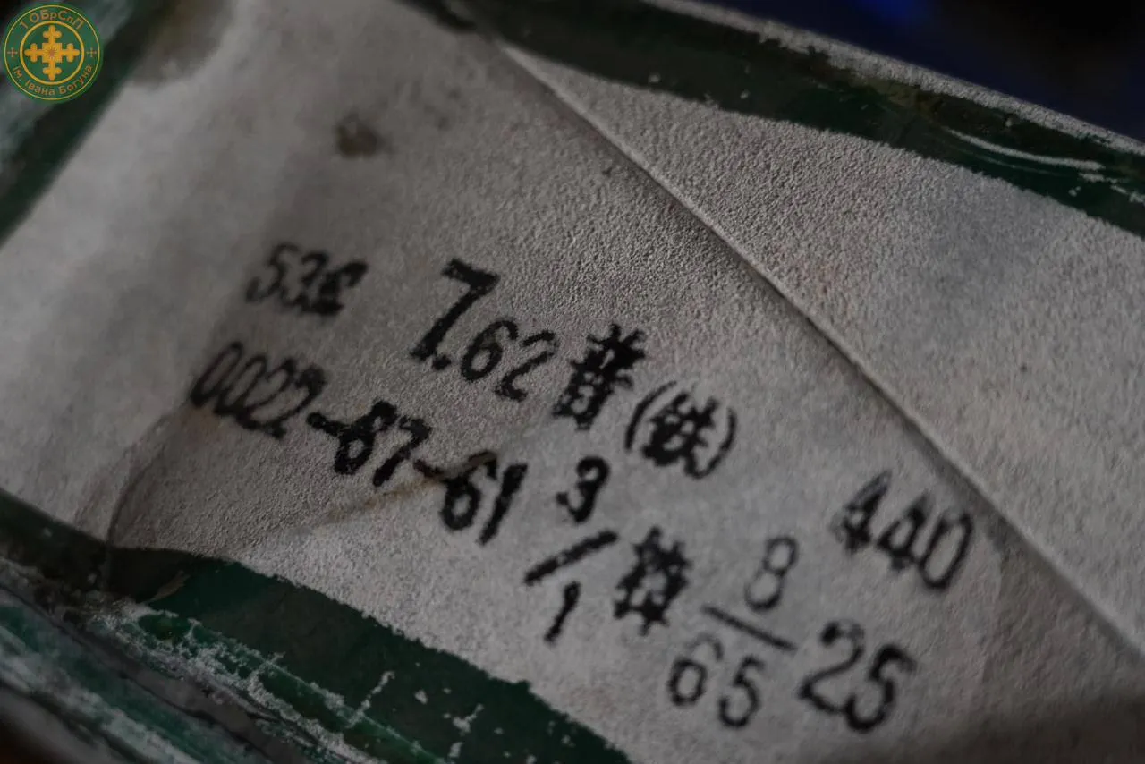 На ворожих позиціях під Кремінною знайшли коробки з ієрогліфами: фото