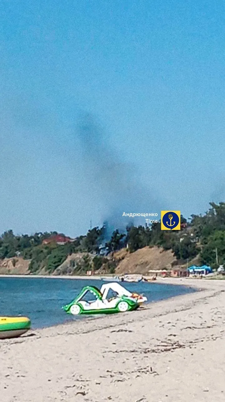 Під окупованим Маріуполем прогриміли вибухи, піднявся дим: є приліт у табір загарбників. Фото dqxikeidqxiqqeant