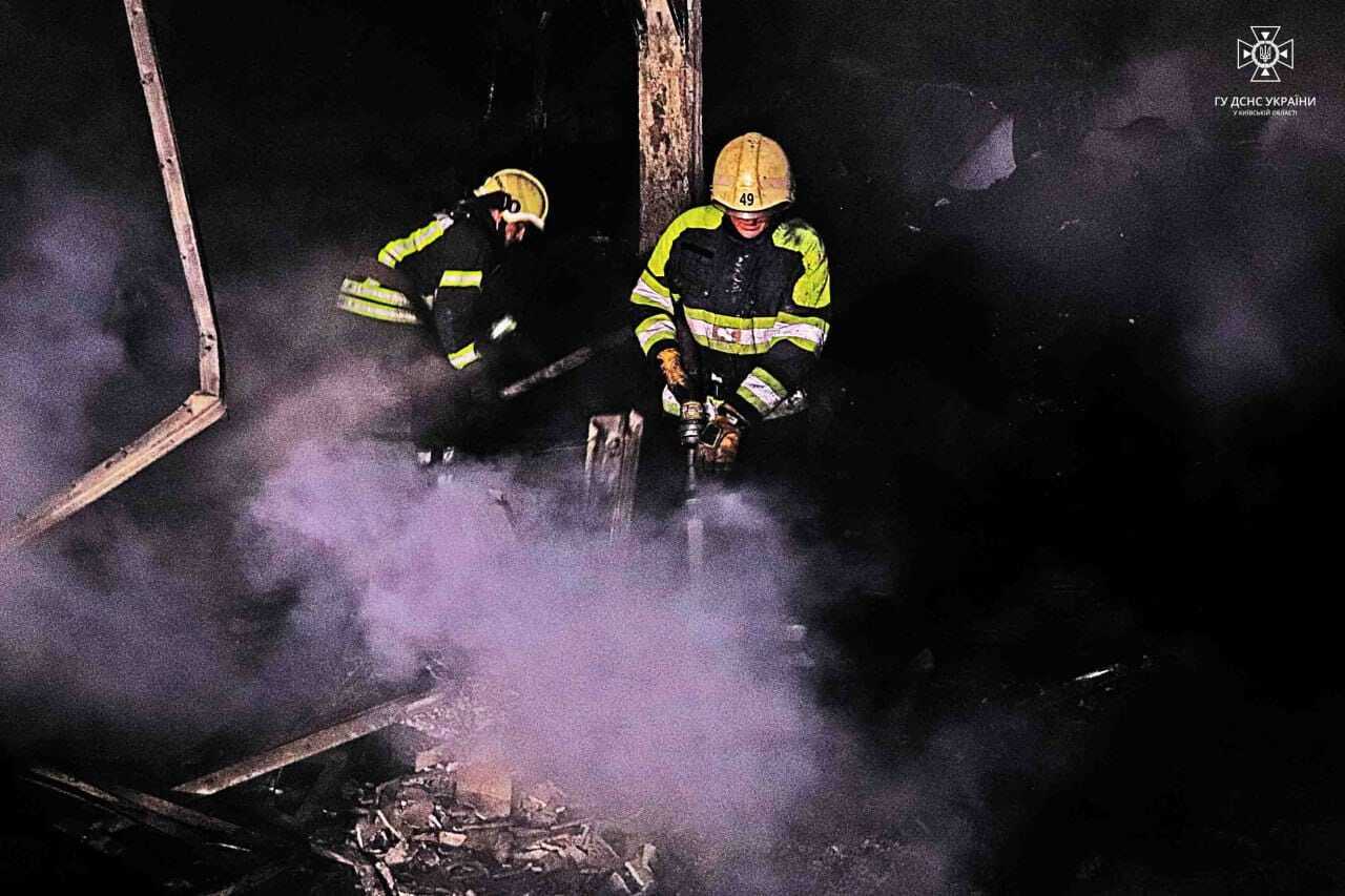 На Київщині сталась масштабна пожежа на складі шин: для гасіння задіяли роботів. Фото і відео
