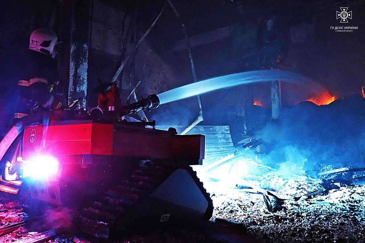 На Київщині сталась масштабна пожежа на складі шин: для гасіння задіяли роботів. Фото і відео dqxikeidqxiqqeant