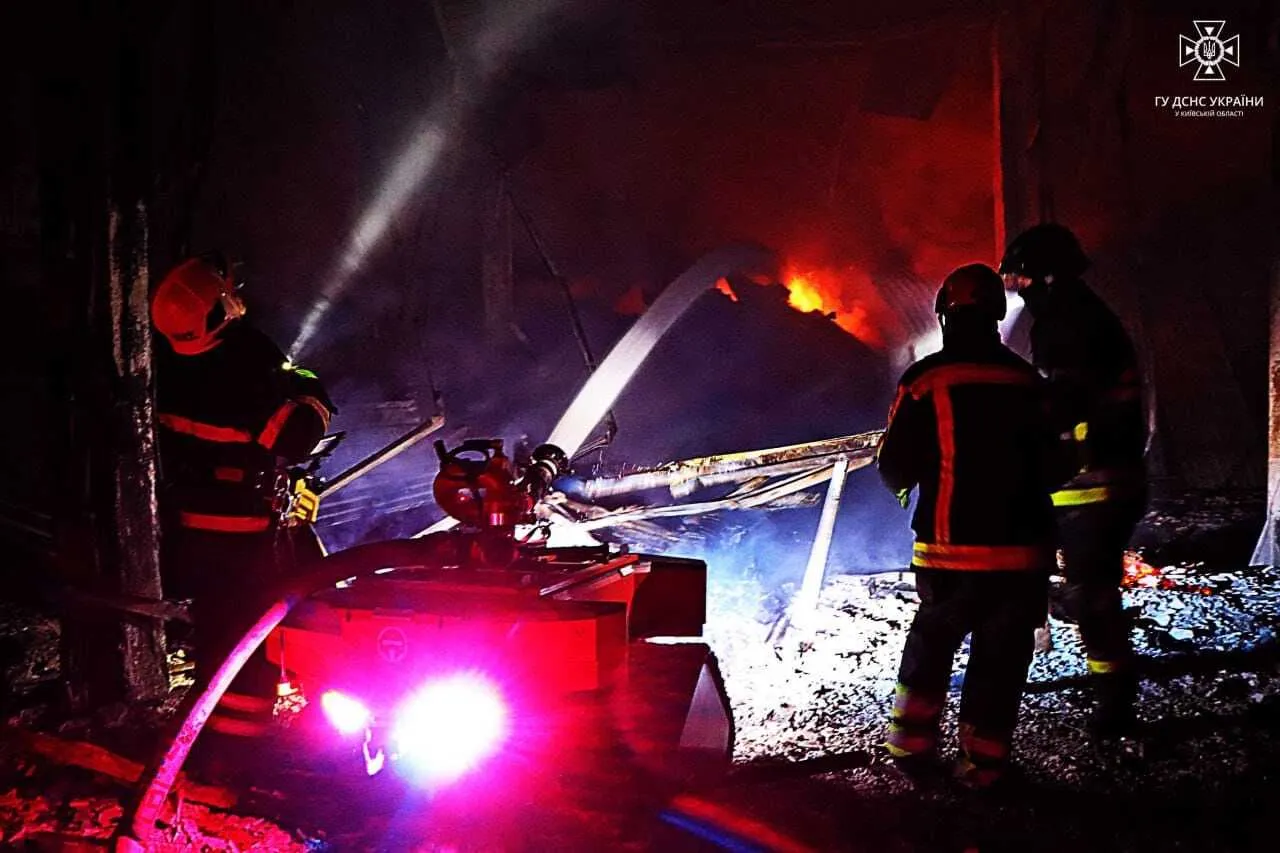 На Київщині сталась масштабна пожежа на складі шин: для гасіння задіяли роботів. Фото і відео