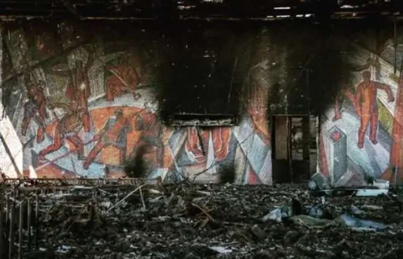 Мозаїка Металурги на залізничному вокзалі після ворожого обстрілу dqxikeidqxiqqeant