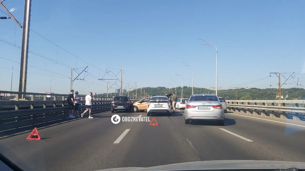 У Києві на Дарницькому мості сталася потрійна ДТП: виник великий затор. Фото і відео